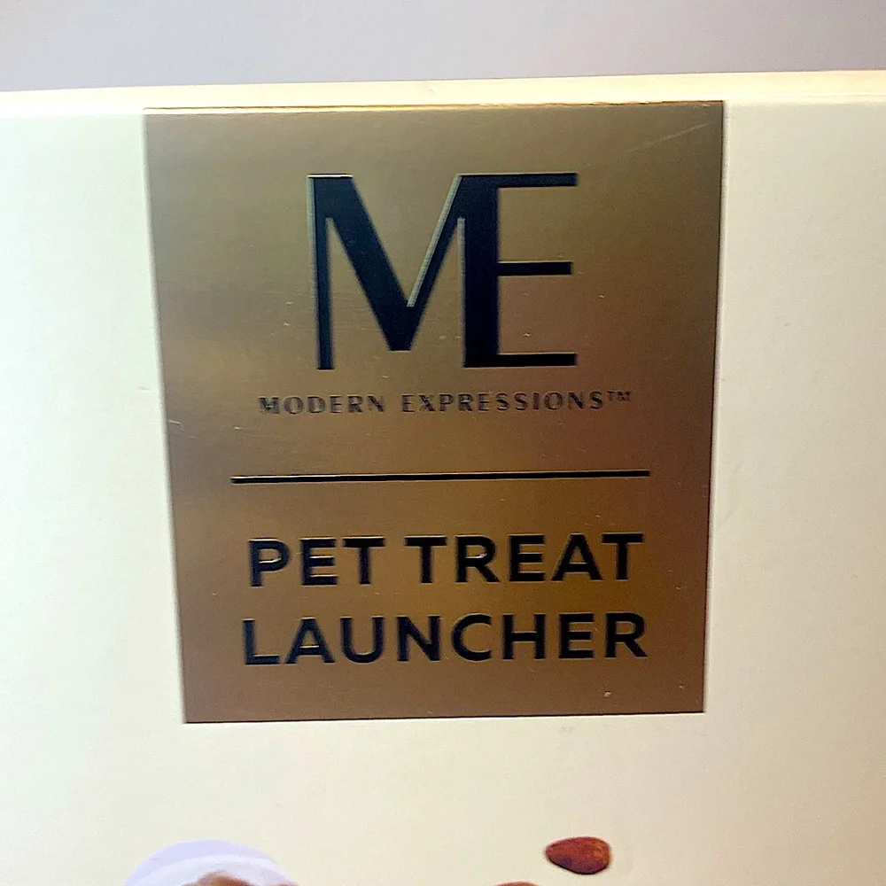 NEW MODERN EXPRESSION PET TREAT LAUNCER